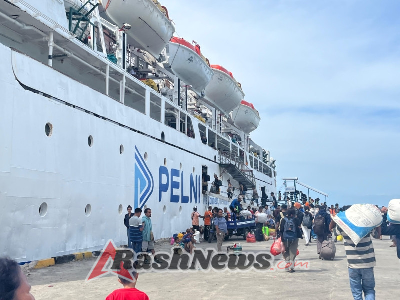 Dukung Kelancaran Transportasi Laut, Babinsa Ende Monitor Kegiatan KM. AWU
