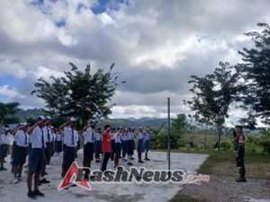 Babinsa Latih PBB Siswa Baru SMK Negeri 1 Lamboya Saat MPLS