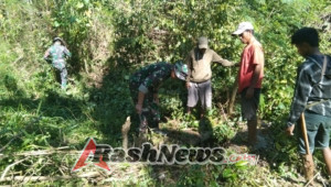 Babinsa Kodim 1601/Sumba Timur Bantu Petani Pulihkan Saluran Air untuk Sawah
