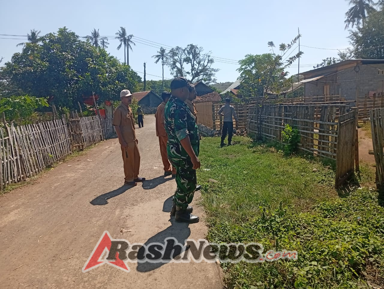 Wujudkan Desa Tertib dan Rapi, Babinsa Mbuju Kawal Persiapan HUT RI