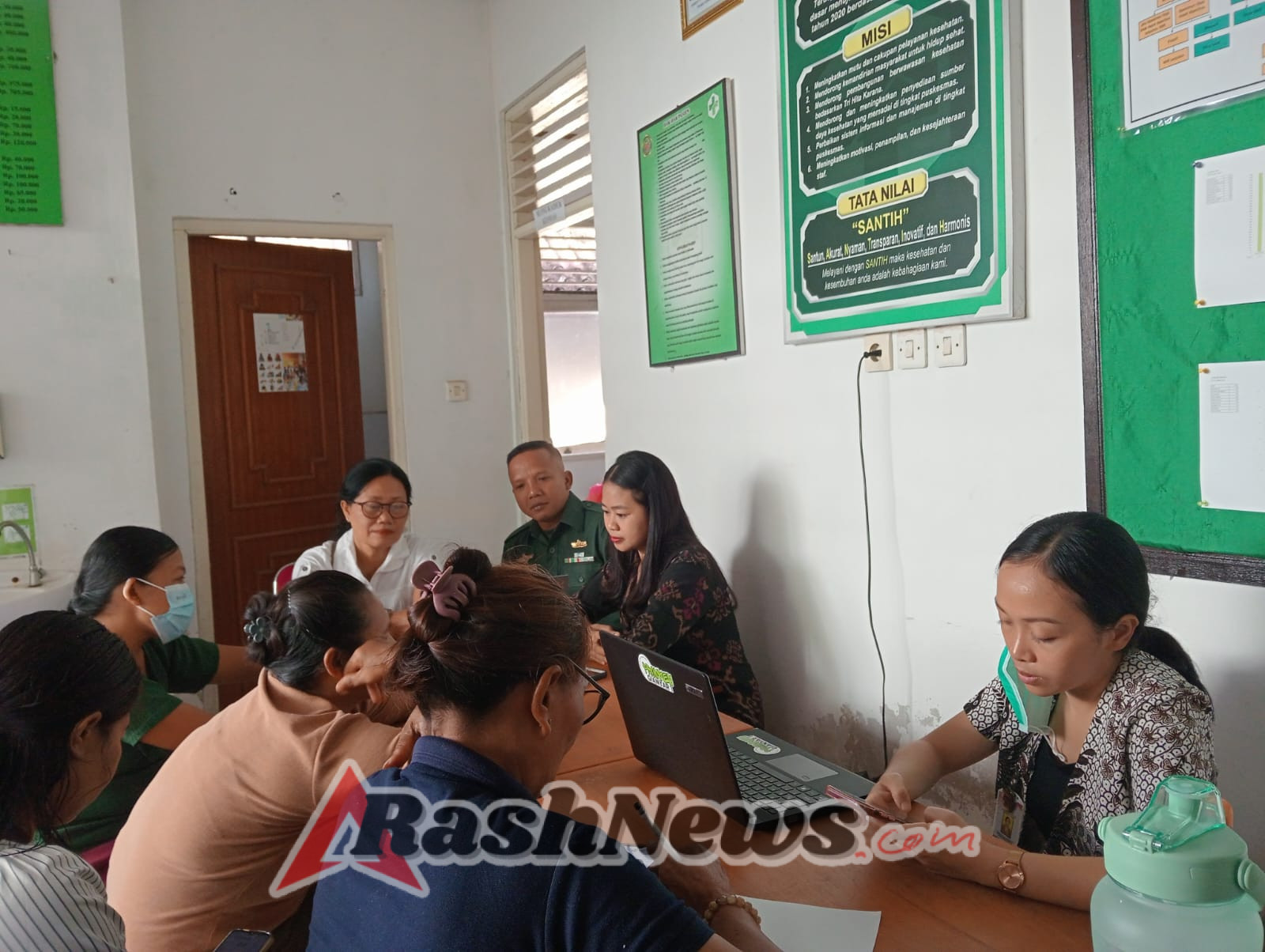 Babinsa Dorong Transformasi Digital Posyandu Lewat Pelatihan Kader di Kelurahan Beng