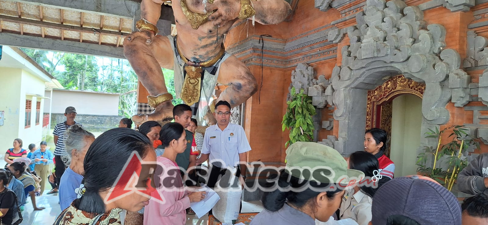 Babinsa Bukian Kawal Ketat Penyaluran 6.680 Kg Beras Bantuan Pemerintah