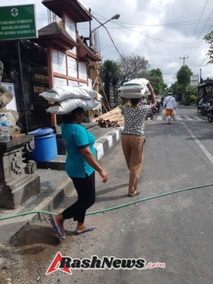 TNI Hadir di Tengah Warga, Babinsa Dampingi Penyaluran Beras Kemensos di Desa Batubulan Kangin