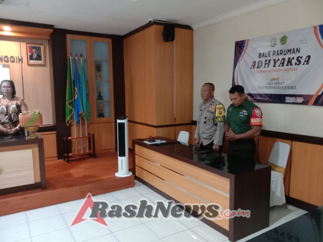 Babinsa dan Bhabinkamtibmas Bersinergi Edukasi Hukum kepada Aparat Desa Melinggih