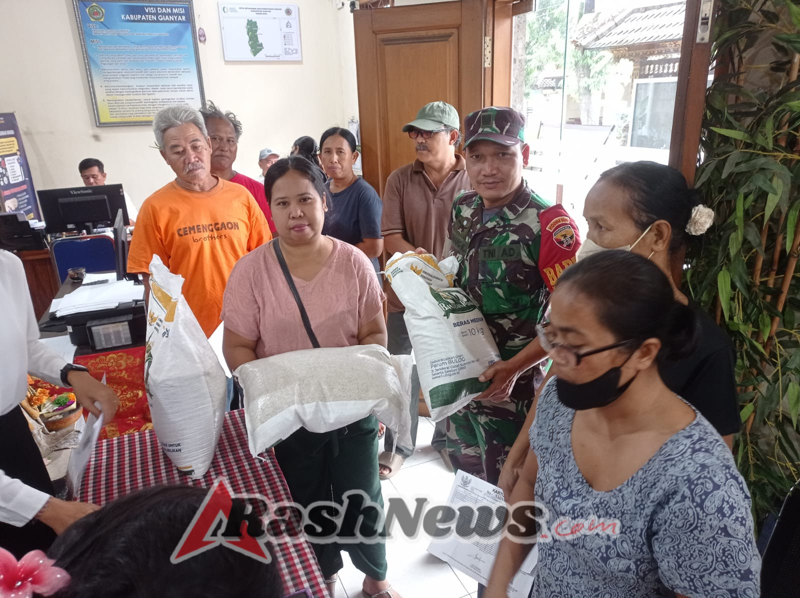 Pengamanan Distribusi CBP, Babinsa Celuk Hadir di Tengah Masyarakat Wujudkan Rasa Aman