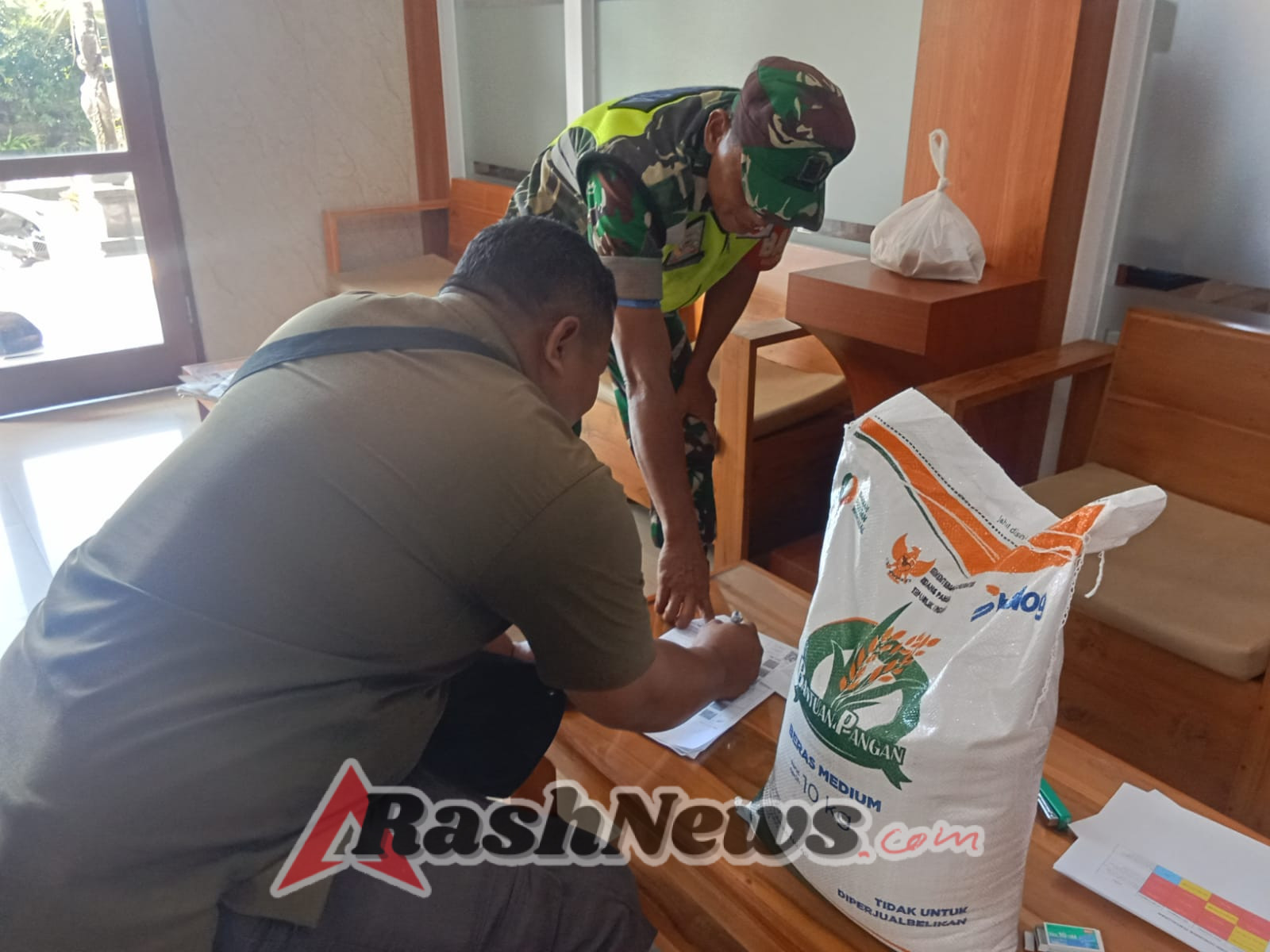 Babinsa Serma I Nyoman Gangsar Dampingi Warga Singapadu Terima Bantuan Beras dari Kemensos