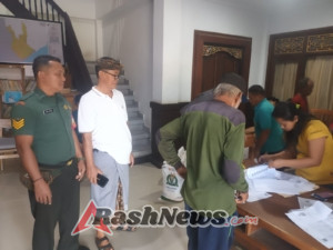 Dukung Ketahanan Pangan, Babinsa Desa Kemenuh Monitor Distribusi 5,6 Ton Beras Bantuan