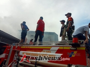 Babinsa dan Warga Berjuang Padamkan Kebakaran Gudang Material.