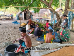 Babinsa Blang Merang Seleksi Bibit Unggul Rumput Laut Bersama Warga