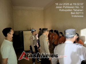 Polda Bali – Polres Tabanan – Humas Tabanan. Polres Tabanan  Dalam rangka menjaga stabilitas keamanan internal dan memastikan tanggung jawab personel berjalan sesuai prosedur, Polres Tabanan kembali melaksanakan kegiatan serah terima piket fungsi dan pengecekan tahanan pada Rabu malam, 16 Juli 2025, pukul 19.00 Wita. Kegiatan tersebut dilaksanakan di depan kantor SPKT Polres Tabanan dan dipimpin langsung oleh Perwira Pengawas (Pawas) Iptu I Ketut Padnya. Situasi selama kegiatan berlangsung dalam keadaan aman, kondusif, dan terkendali.  Usai apel serah terima, kegiatan dilanjutkan dengan pengecekan terhadap para tahanan yang berada di Rutan Polres Tabanan maupun Polsek jajaran. Total jumlah tahanan yang dicek sebanyak 32 orang, terdiri dari 24 laki-laki dan 8 perempuan. Dari jumlah tersebut, 29 orang merupakan tahanan Polri, sementara 3 orang lainnya merupakan tahanan titipan dari pihak Kejaksaan. Seluruh tahanan dinyatakan lengkap, dalam kondisi sehat, dan tidak ditemukan adanya barang-barang berbahaya di dalam ruang tahanan.  Pawas memberikan arahan kepada seluruh tahanan agar tetap menjaga kebersihan ruangan serta memperhatikan kesehatan diri masing-masing. Pawas juga menekankan kepada petugas piket jaga tahanan untuk tetap waspada, disiplin, dan rutin melakukan kontrol terhadap situasi di dalam ruang tahanan sebagai upaya preventif terhadap potensi gangguan keamanan.  Seijin Kapolres Tabanan AKBP I Putu Bayu Pati,S.I.K.,M.H,.melalui Perwira Pengawas (Pawas) Iptu I Ketut Padnya mengatakan” Kegiatan pengecekan ini melibatkan personel gabungan dari piket fungsi, Kanit SPKT, dan Provos yang semuanya berada di bawah komando Pawas. Pelaksanaan kegiatan berlangsung tertib dan lancar, sebagai bagian dari komitmen Polres Tabanan dalam menjalankan standar operasional pengamanan tahanan dan pelaksanaan tugas piket secara profesional dan akuntabel.  Humas Polres Tabanan