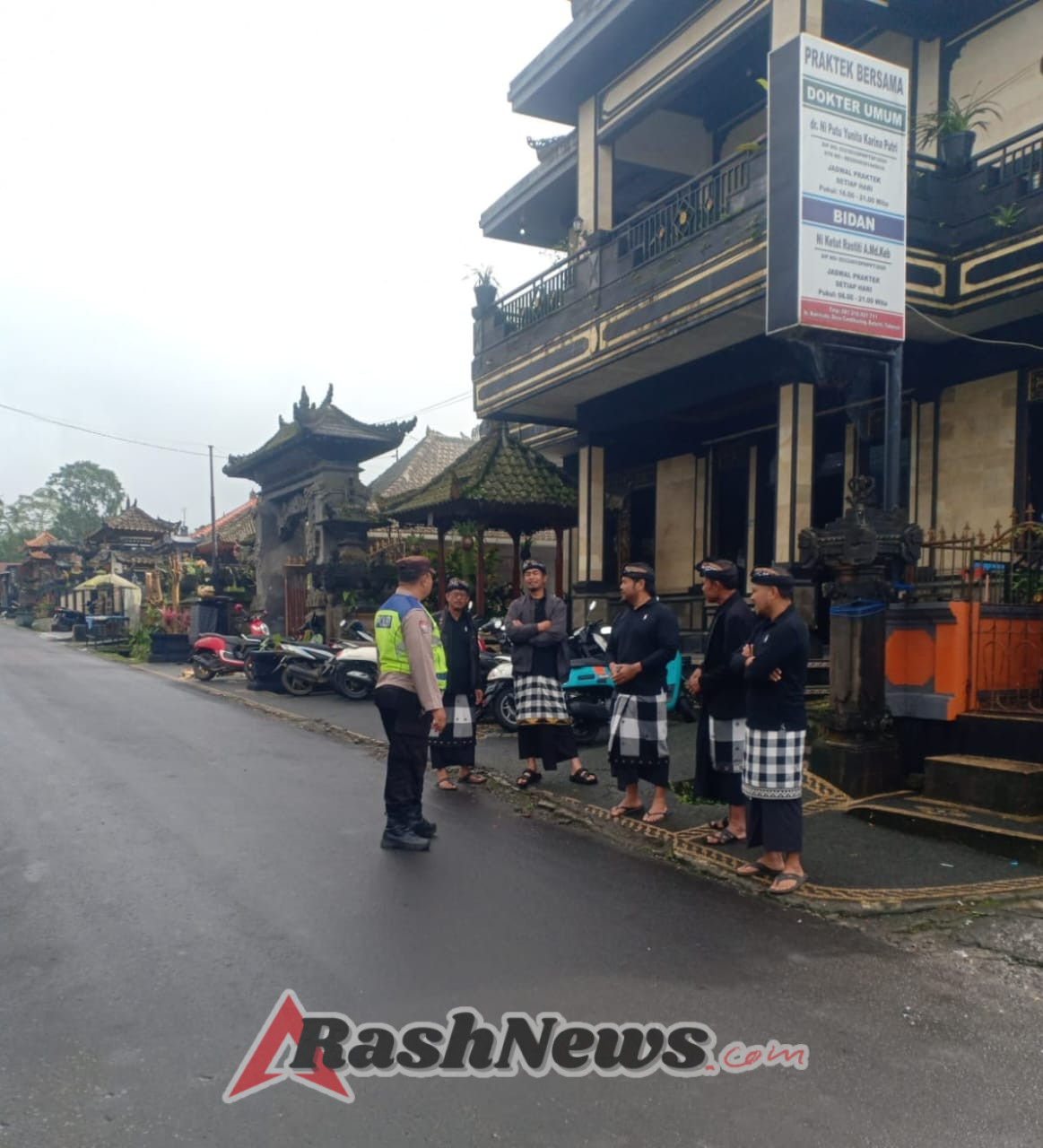 Bhabinkamtibmas Desa Candikuning amankan pelaksanaan  Upacara piodalan di desa binaannya