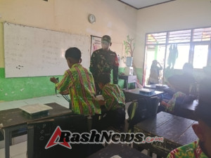 Babinsa Desa Moteng Mendampingi Kegiatan Makan Bergizi di SD Moteng, Brang Rea