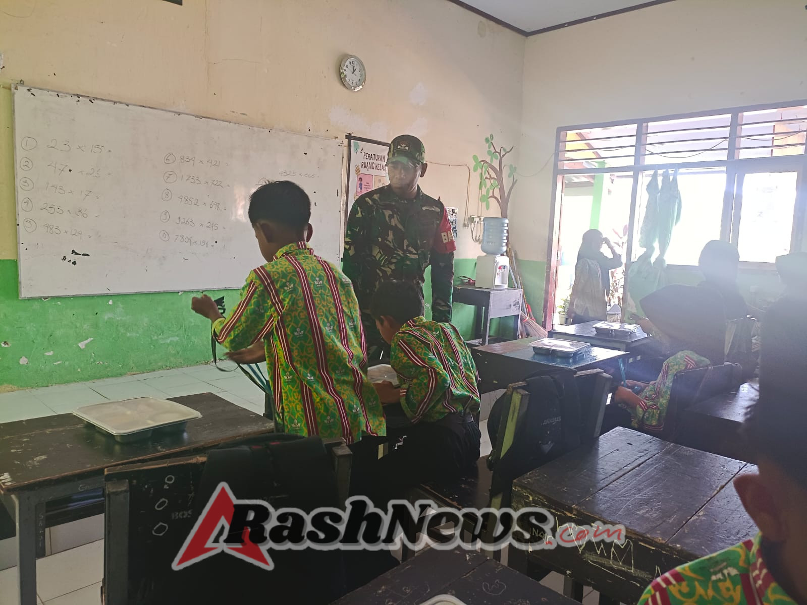Babinsa Desa Moteng Mendampingi Kegiatan Makan Bergizi di SD Moteng, Brang Rea