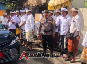 Amankan Upacara Keagamaan Resi Gana, Bhabinkamtibmas Singakerta Perkokoh Kemitraan