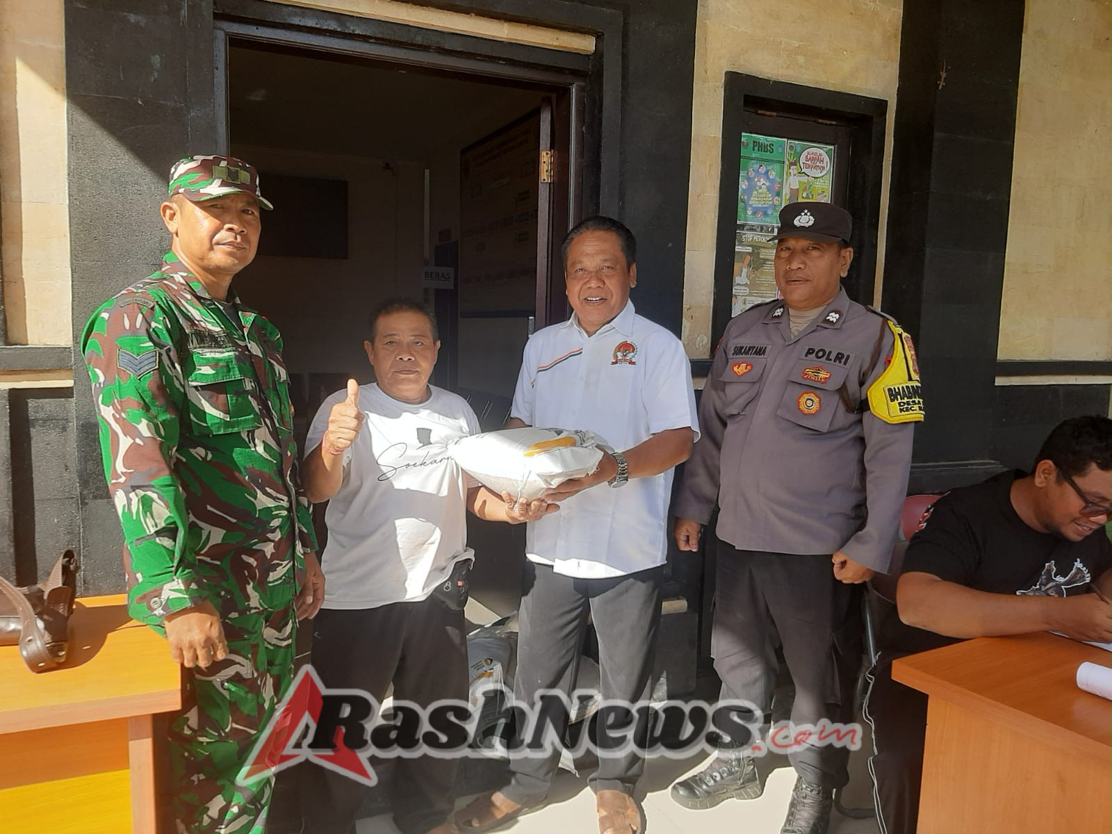 Penyaluran Bantuan Pangan Beras CPP Bulan Juni dan Juli 2025 di Desa Pering Berjalan Lancar