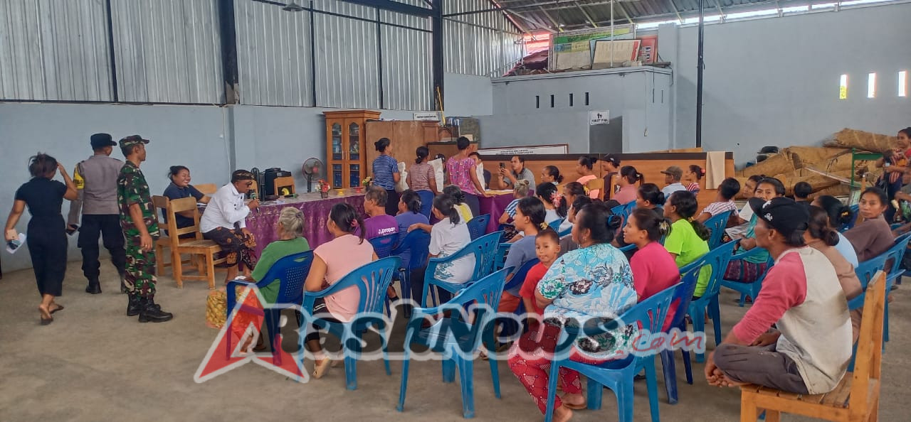 Dukung Ketahanan Pangan, Desa Poh Bergong Salurkan Bantuan Beras DTSEN