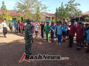 Sinergi Dalam Tugas Babinsa dan Anggota Polsek Latih Tata Upacara Sipil Kepada Siswa Siswi Baru