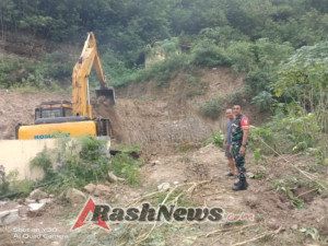 Babinsa Kodim 1602/Ende Bersama Warga Laksanakan Komsos dan Karya Bakti di Desa Ndorurea