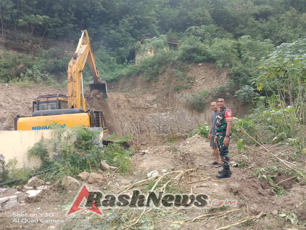 Babinsa Kodim 1602/Ende Bersama Warga Laksanakan Komsos dan Karya Bakti di Desa Ndorurea