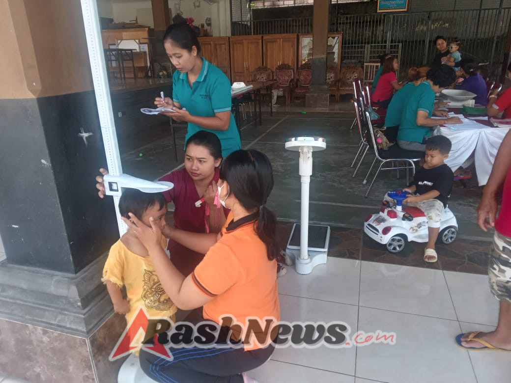 Babinsa Suwat Dampingi Kegiatan Posyandu Siklus Hidup Bersama Tenaga Kesehatan