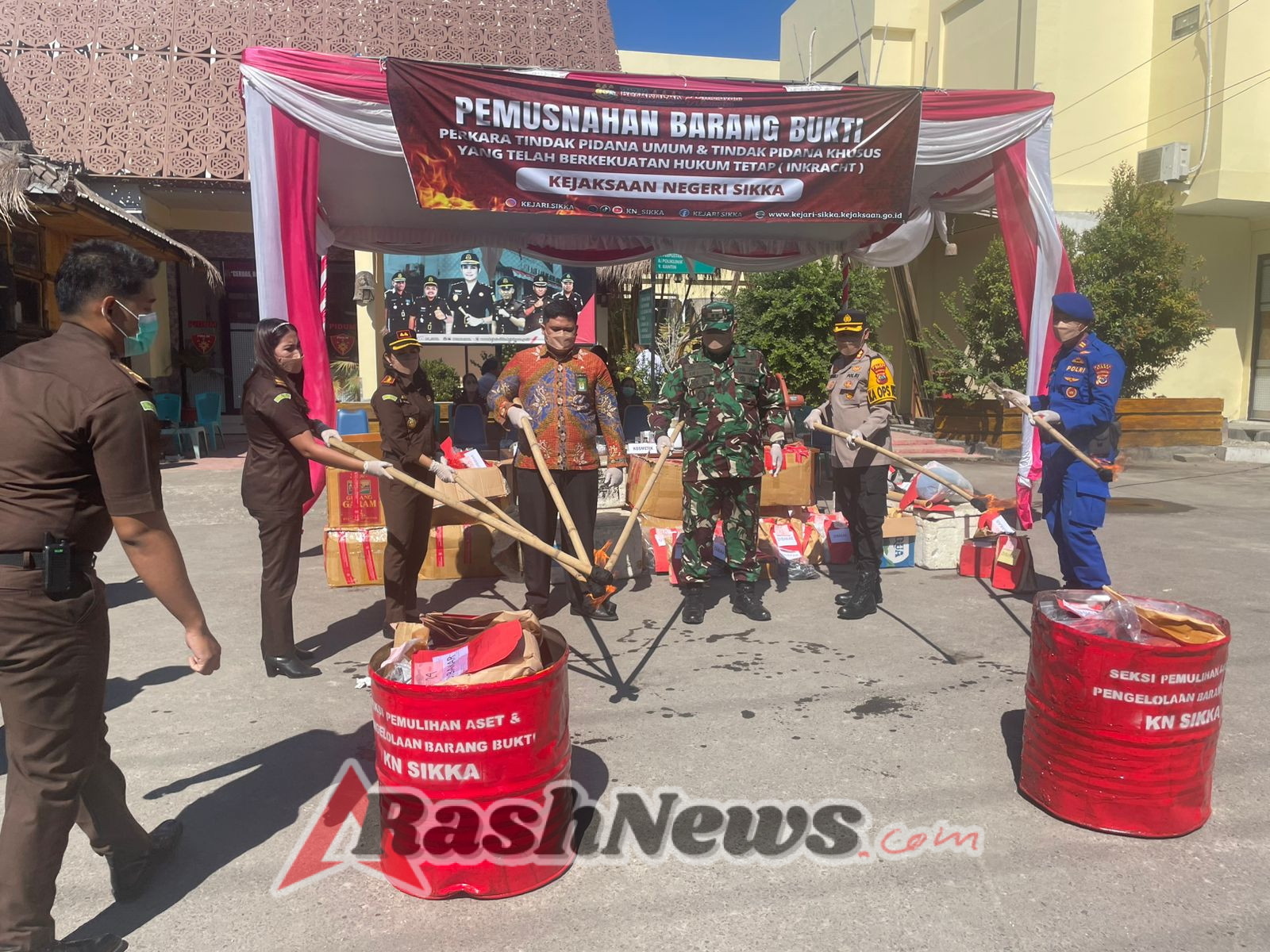 Kejaksaan Negeri Sikka Gelar Pemusnahan Barang Bukti dengan Kehadiran Dandim dan Kapolres Sikka
