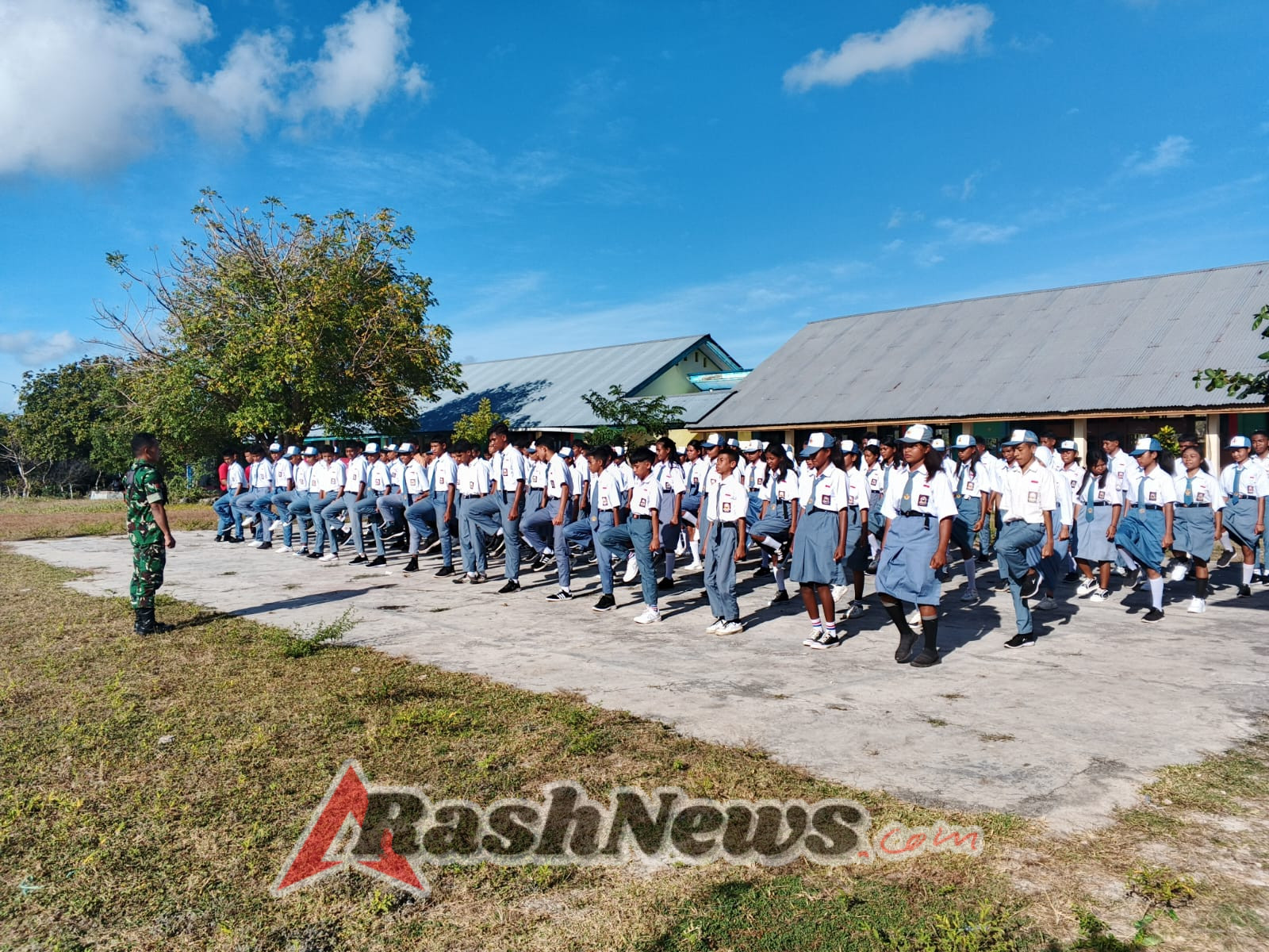Hari Kedua MPLS, Babinsa Rindi Umalulu Tumbuhkan Jiwa Nasionalisme Melalui PBB