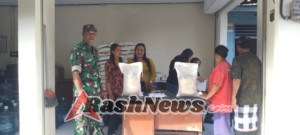 Tanggap Kebutuhan Warga, Babinsa Blahbatuh Aktif Monitor Penyaluran Cadangan Pangan