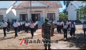 Latih Kekompakan Babinsa Latih PBB Kepada Siswa Baru Masuk Sekolah
