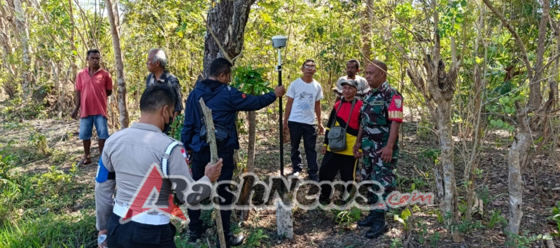 Babinsa Hadiri Kegiatan Pengukuran dan Pemetaan Tanah Milik Keuskupan Atambua di Gua Sta. Maria Naijalu