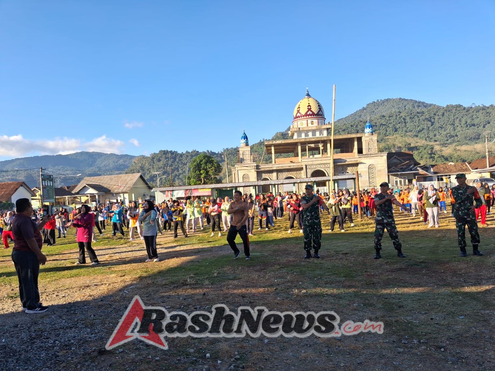 Babinsa Brang Rea Dukung Hidup Sehat Warga Lewat Kegiatan Terpadu di Lapangan Gembira