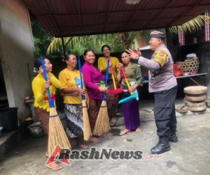 Bhabinkamtibmas Desa Singakerta Serahkan Sarana Kontak kepada PKK Banjar Demayu Tewel