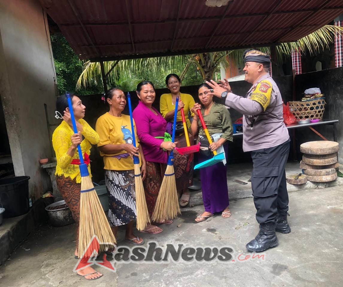 Bhabinkamtibmas Desa Singakerta Serahkan Sarana Kontak kepada PKK Banjar Demayu Tewel