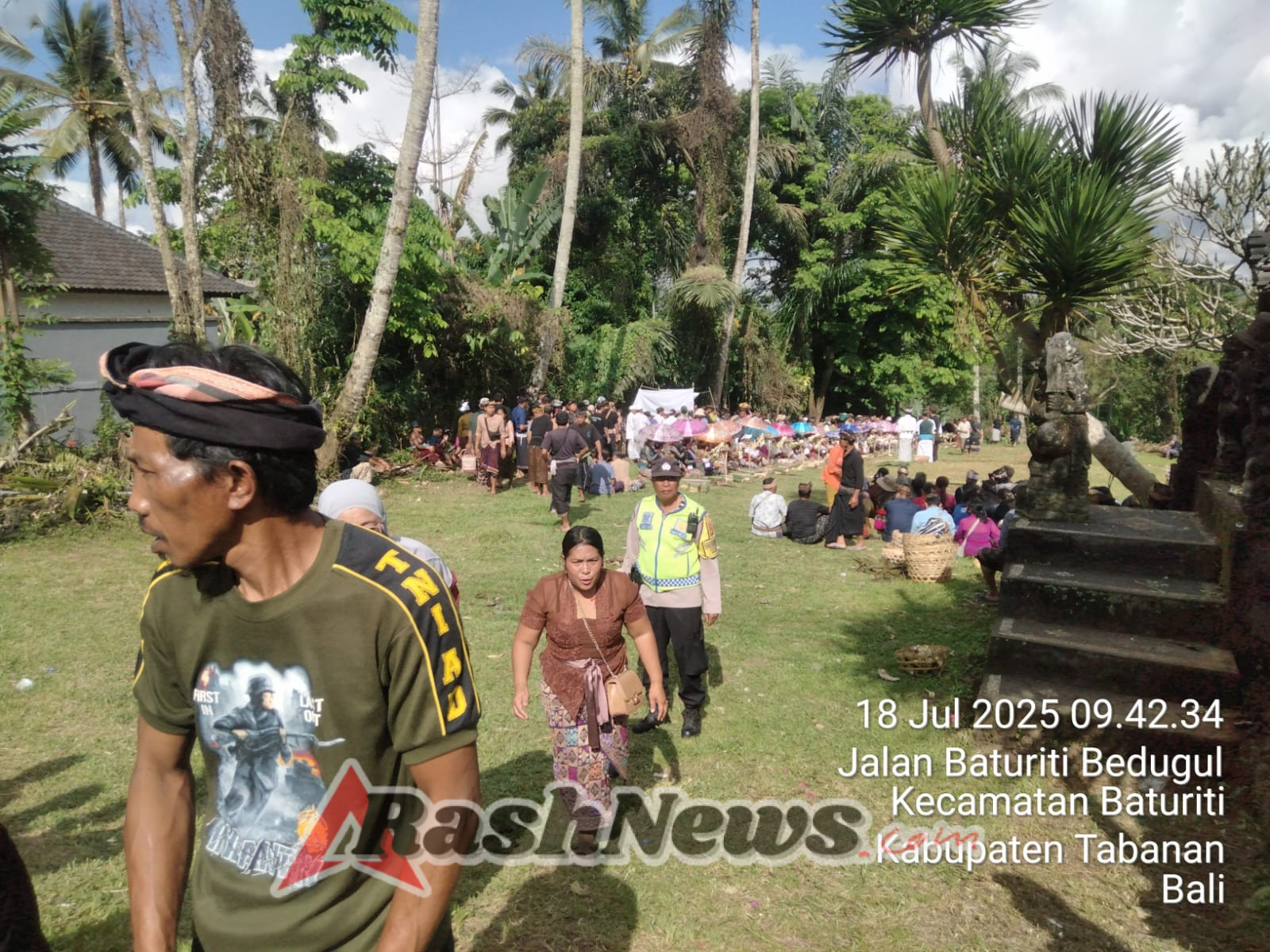 Bhabinkamtibmas Desa Baturiti  amankan pelaksanaan  Upacara ngaben masal