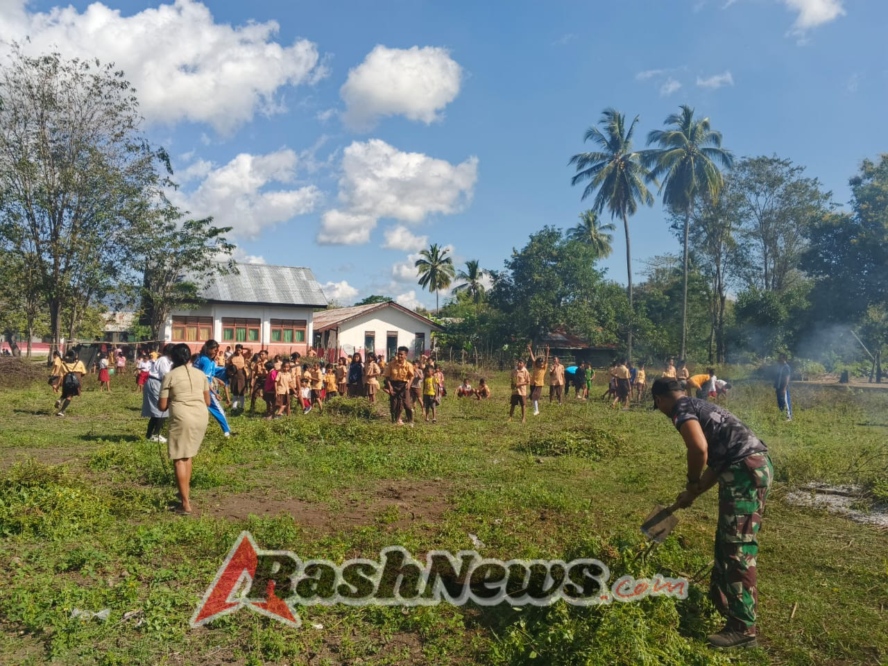 Gotong Royong Bersihkan Lapangan, Babinsa dan Warga Desa Nggoni Siap Sambut HUT RI Ke 80 Tahun 2025