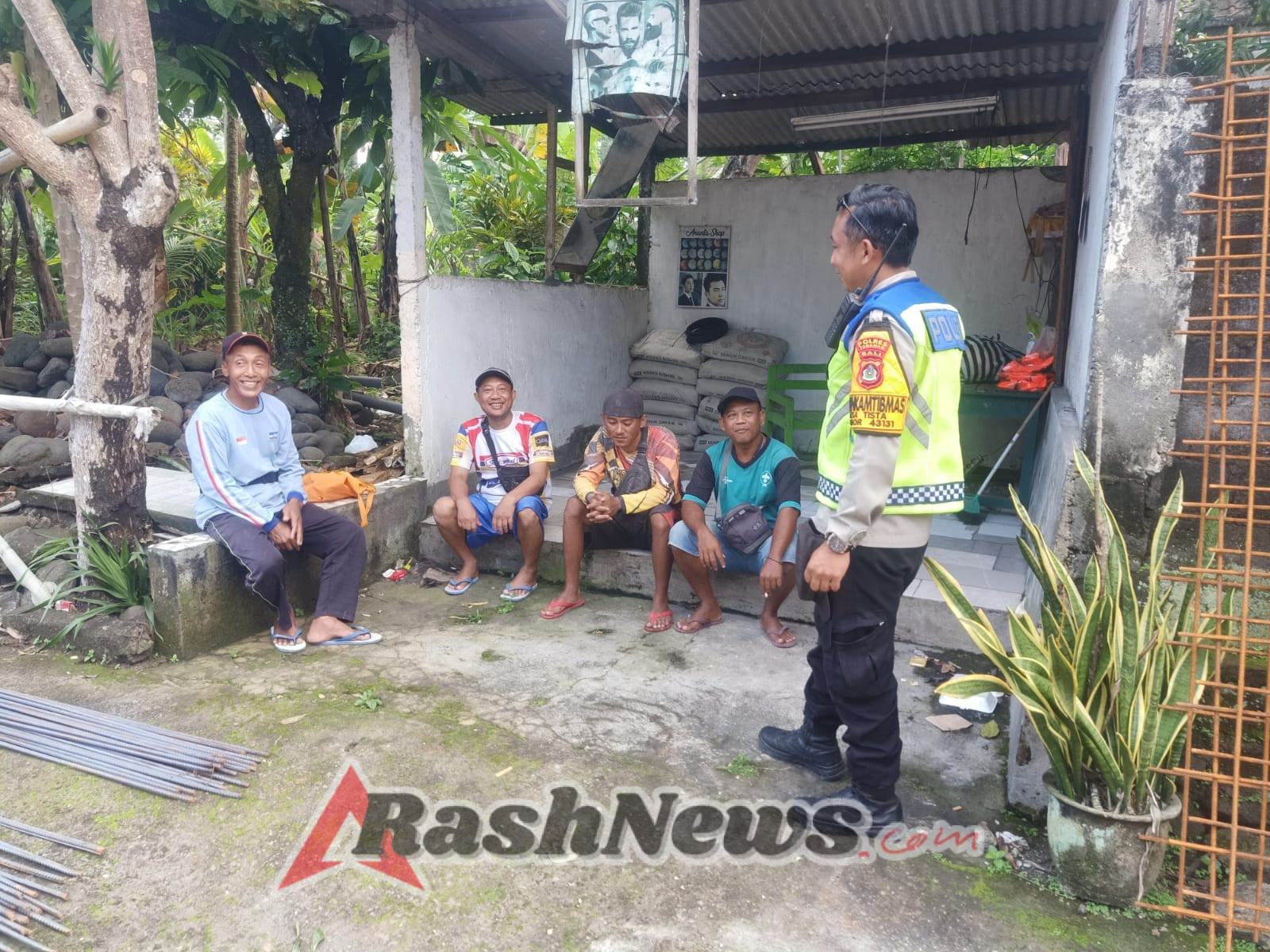 Bhabinkamtibmas Desa Tista Amankan Pengecoran Jalan Jebol.
