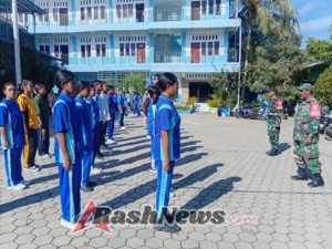 Jelang HUT RI ke 80, Babinsa Koramil 01/Kota So’e Latih Paskibra Fi SMK Kencana Sakti Haumeni