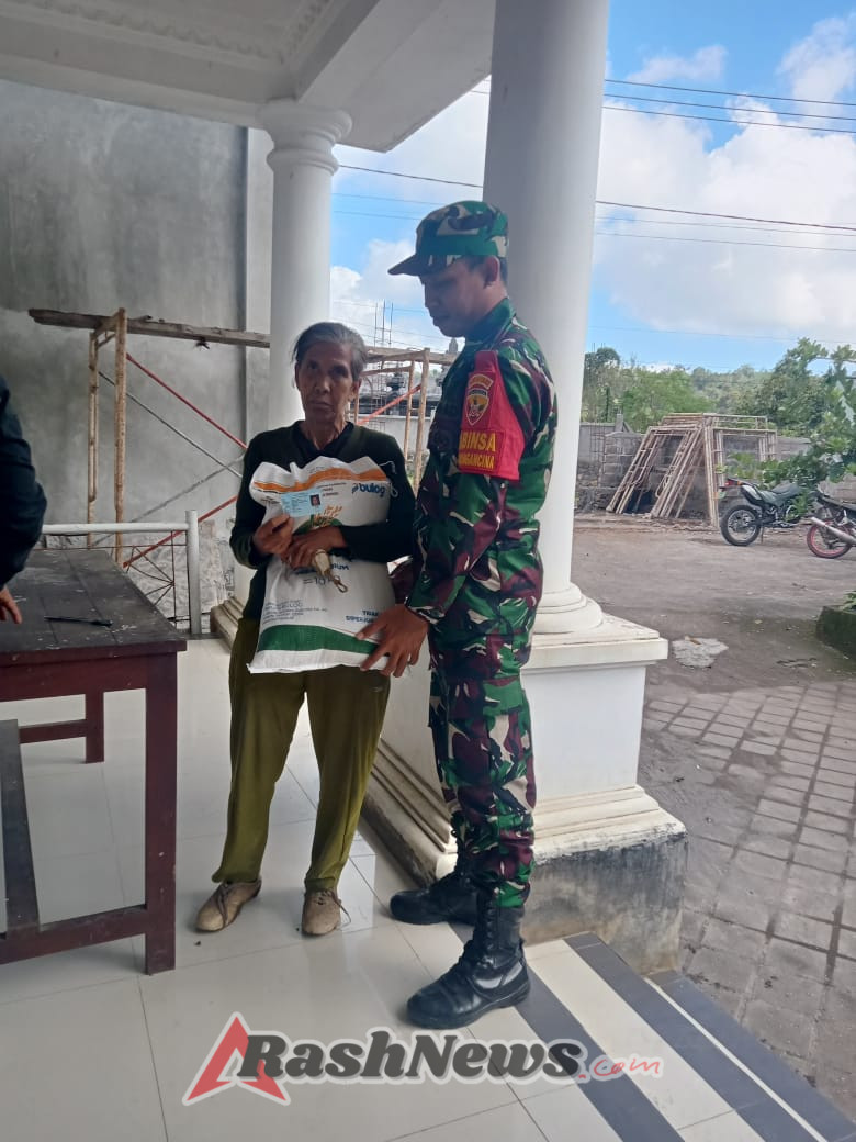 Sinergi TNI dan Rakyat,Babinsa Bongancina Kawal Ketat Penyaluran Beras Bantuan Pangan 2025 untuk Ketahanan Pangan Desa Bongancina