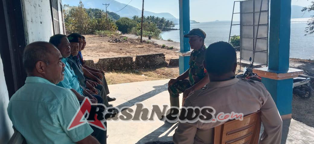 Komsos Babinsa dan Pospol Bangun Kepedulian Warga Desa Ombay