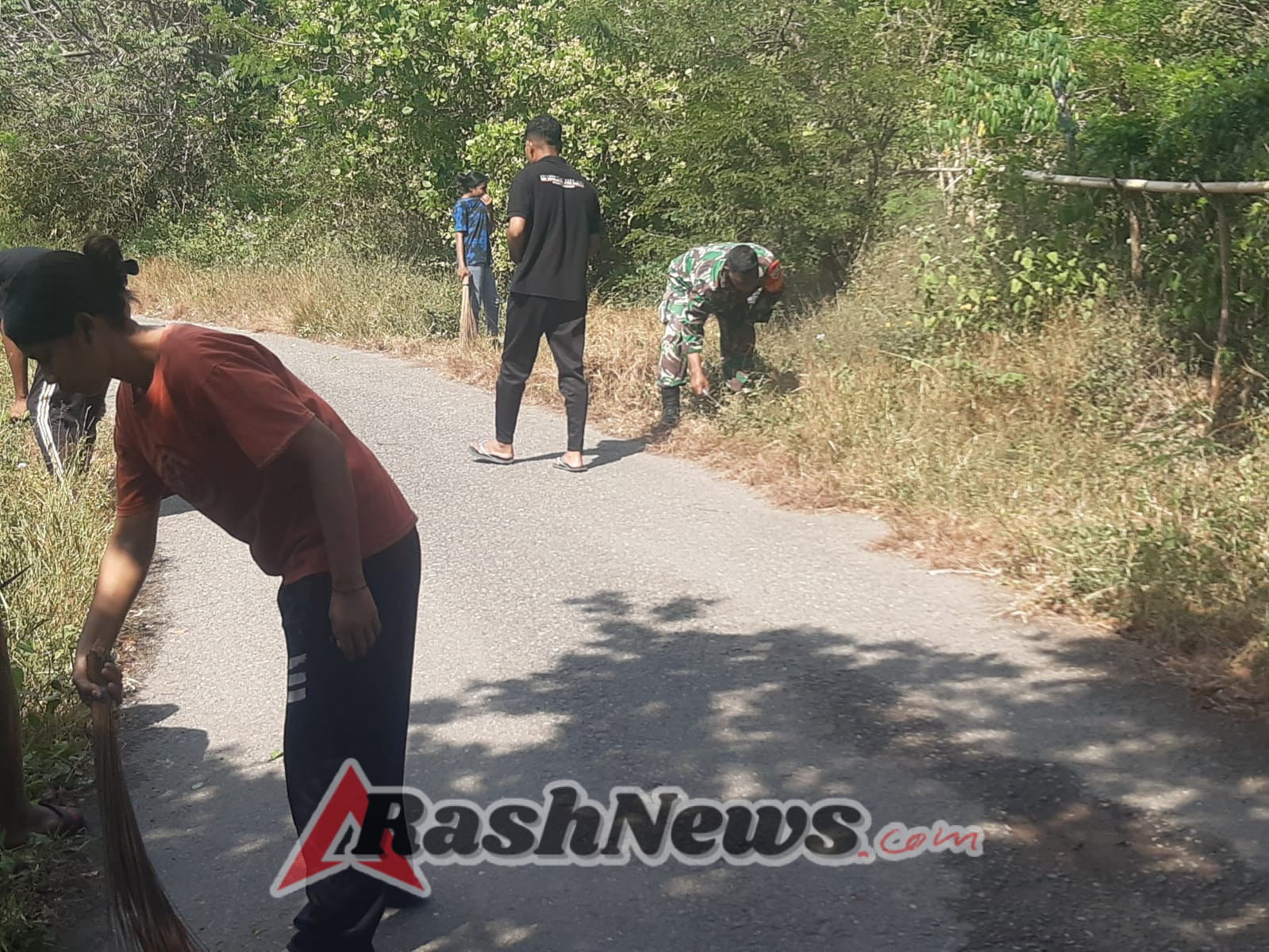 Pembersihan Lingkungan Desa: Babinsa Desa Watuliwung Laksanakan Karya Bhakti