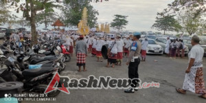 Babinsa Dawan Kelod Bersinergi Amankan Upacara Ngerorasin di Desa Dawan Kelod