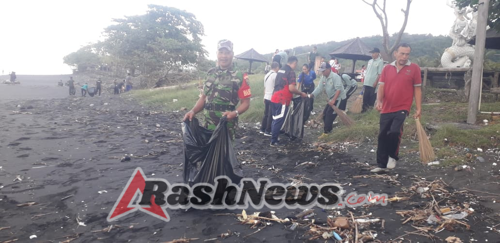 Peduli Lingkungan, Babinsa Manggis Ikut Gotong Royong Bersihkan Sampah Plastik