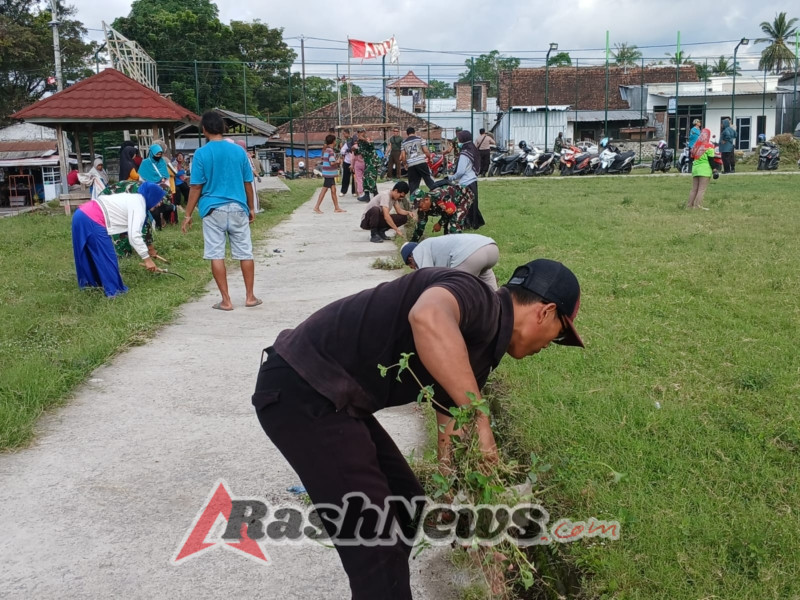 Sinergi TNI-Polri dan Warga, Lapangan Aikmel Dibersihkan dalam Aksi Gotong Royong