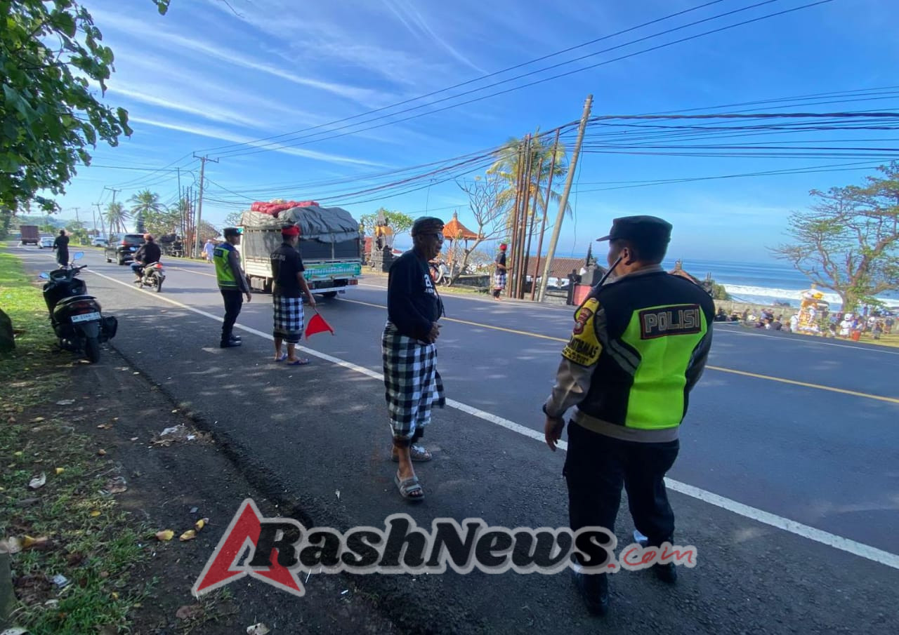 Bhabinkamtibmas Selabih Pengamanan Dan Pengaturan Arus Lalu Lintas dalam Upacara Ngaben Warga