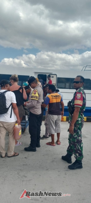 Kapal Expres Bahari 8E Sandar di Pelabuhan Ba’a, Babinsa Lakukan Pengawasan