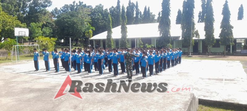 Babinsa Koramil 1624-01 dan Bhabinkamtibmas Bina Mental Siswa Lewat Materi PBB