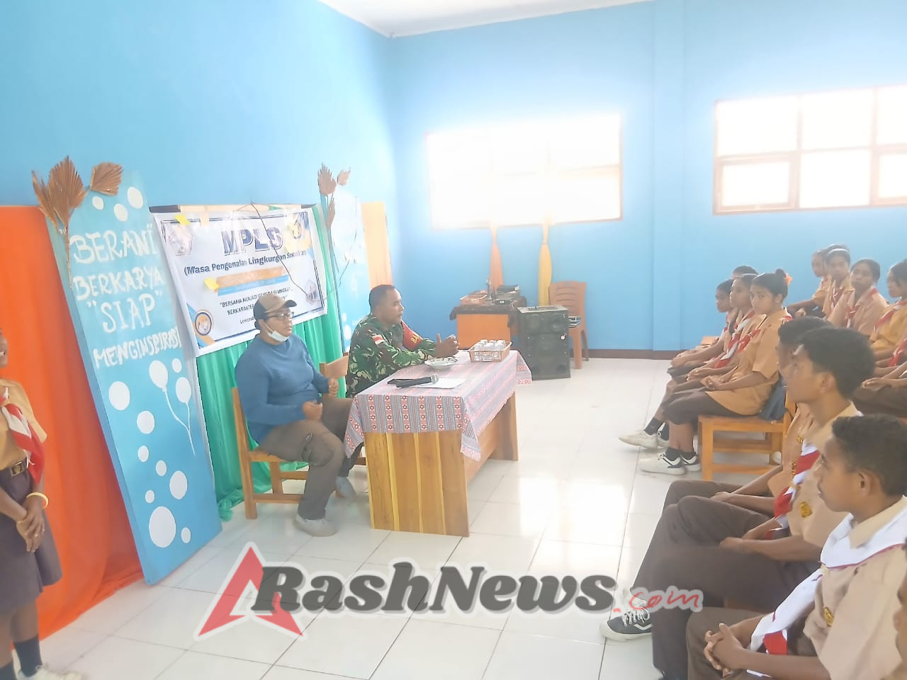 Babinsa Wulanggitang Berikan Materi Wasbang dan Latihan PBB di SMA Swasta Ile Bura