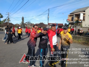 Polsek Pupuan Berpartisipasi Dalam Giat Jalan Santai di Desa Pajahan Sekaligus Menjaga Suasana Agar Tetap Kondusif