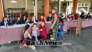 Aktif di Wilayah Binaan, Babinsa Koramil 1616-01/Gianyar Dampingi Posyandu Balita