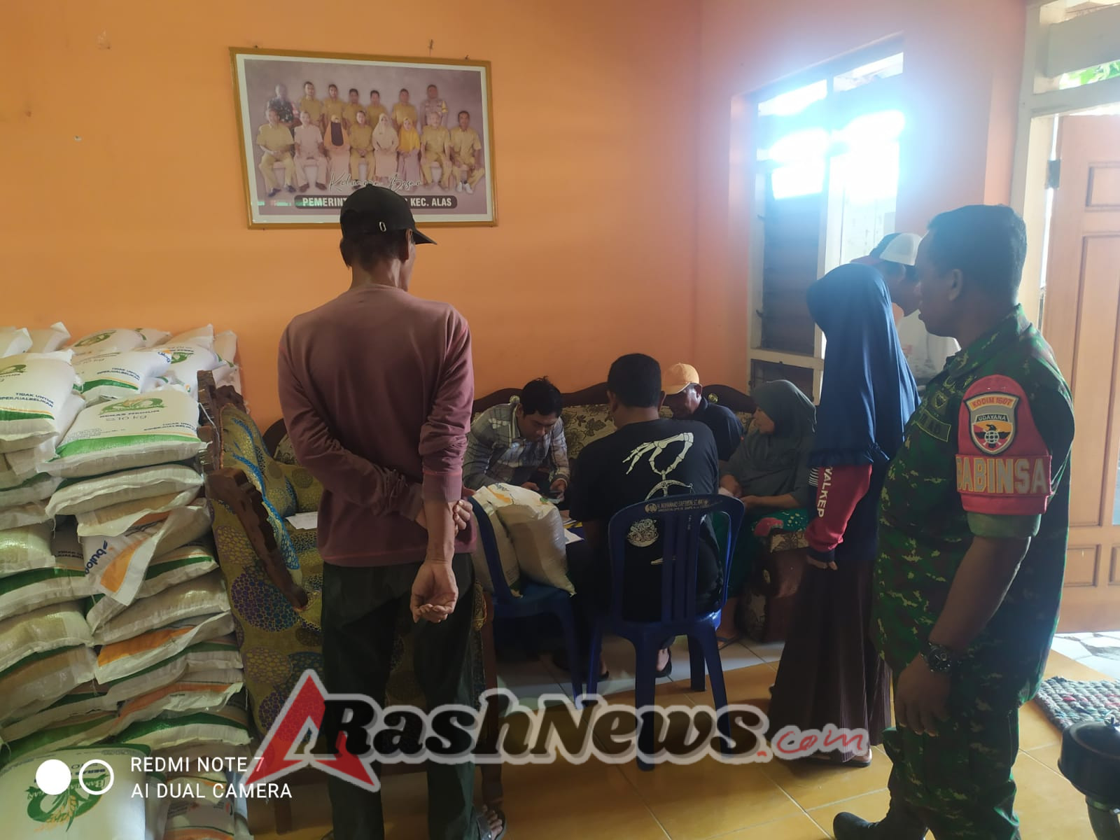 Pendampingan Humanis Babinsa Alas dalam Penyaluran Bantuan Beras Nasional