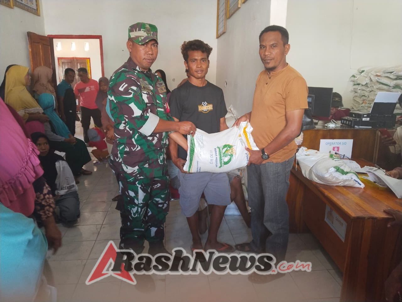 Pembagian Beras Bulog di Desa Tambe Berjalan Aman dan Lancar